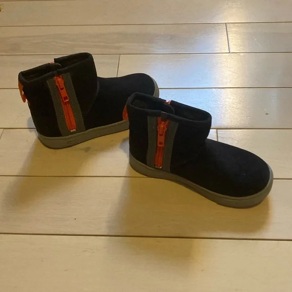 UGG Kids Black and Orange Boots - Picture 6 of 14